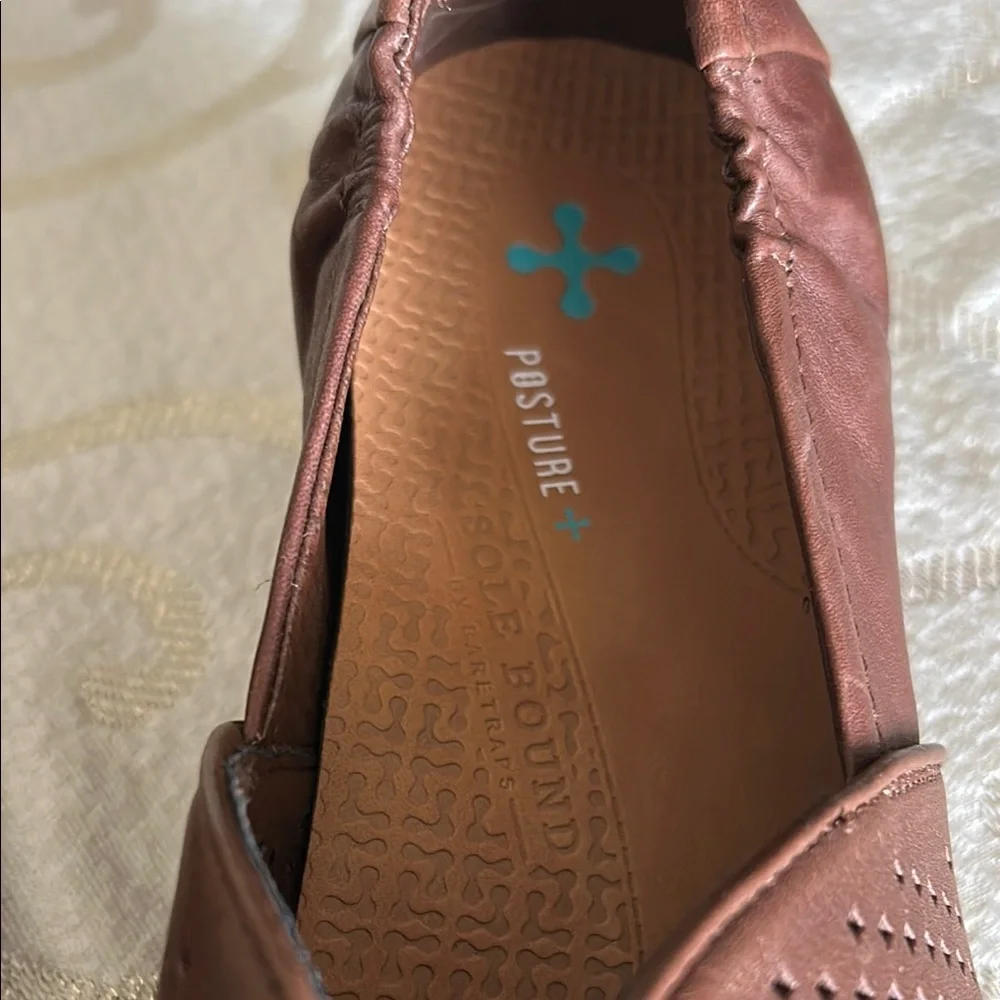 CLEARANCE !!Bare Traps “Sole Bound” Brown Perforated Leather Slip-On Loafers. - Picture 3 of 7